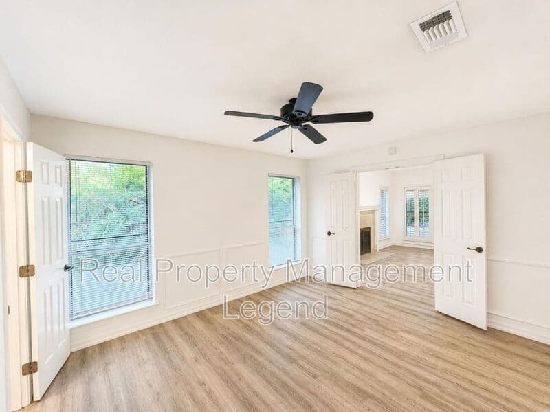 Benbrook House: 70 Legend Road