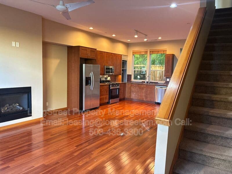 Portland Townhome: 5123 S Corbett Ave