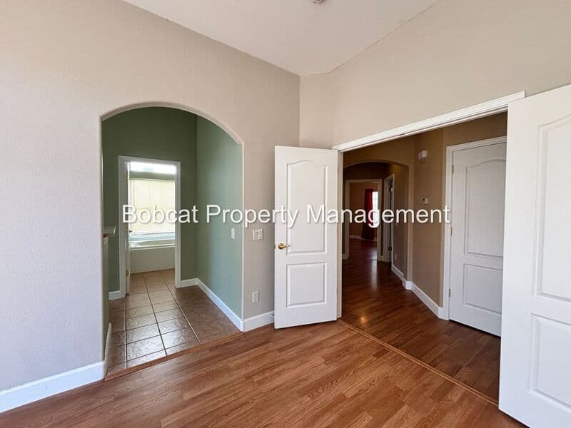 Dayton House: 425 Crosswinds Dr