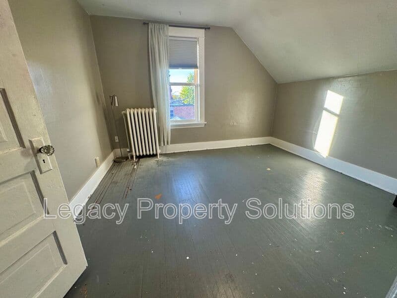 Mandan House: 110 2nd St NW