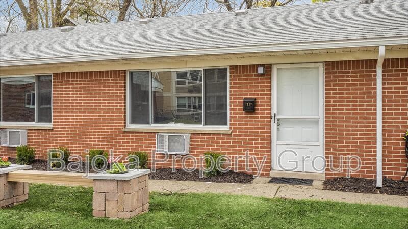Ferndale Condo: 1615 W 9 Mile