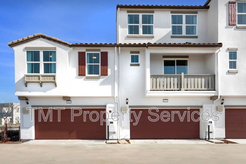 Sacramento Townhome: 31 Advantage Court