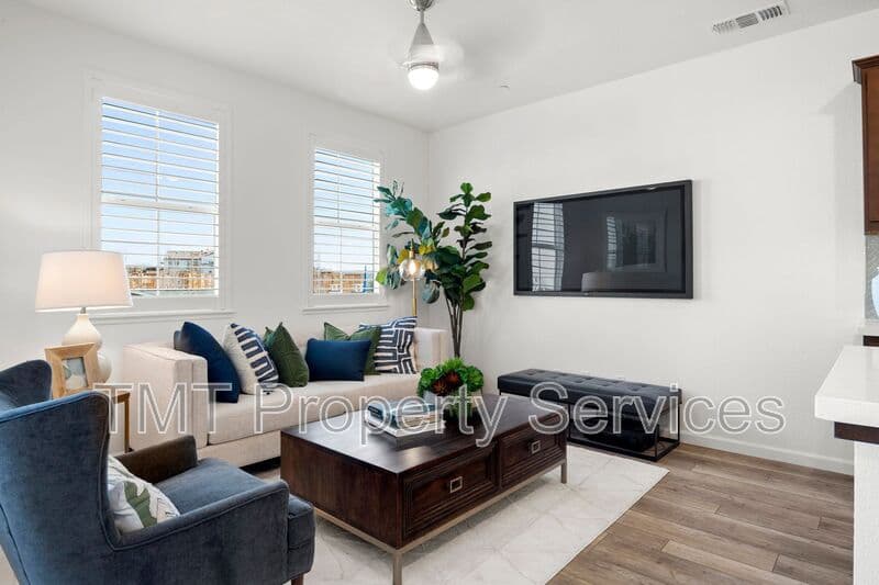 Sacramento Townhome: 31 Advantage Court