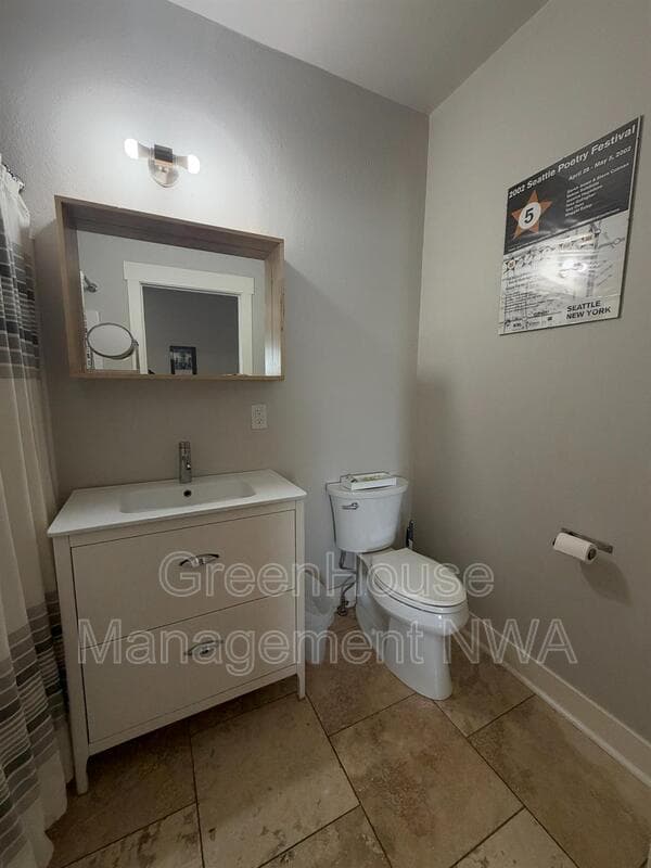 apt
Bentonville House: 452 SW B St