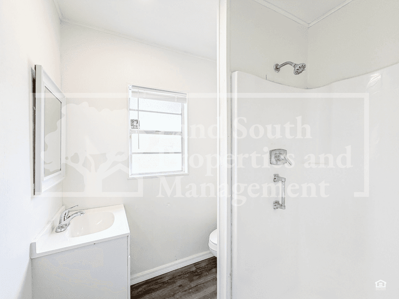Lakeland House: 2152 Colonial Avenue