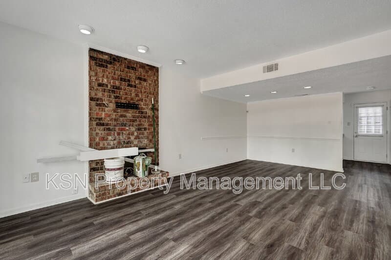 Savannah Townhome: 2220 East Victory Drive
