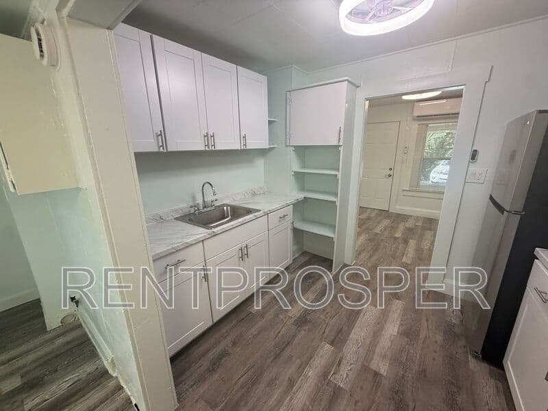 Deland House: 716 W Mansfield St