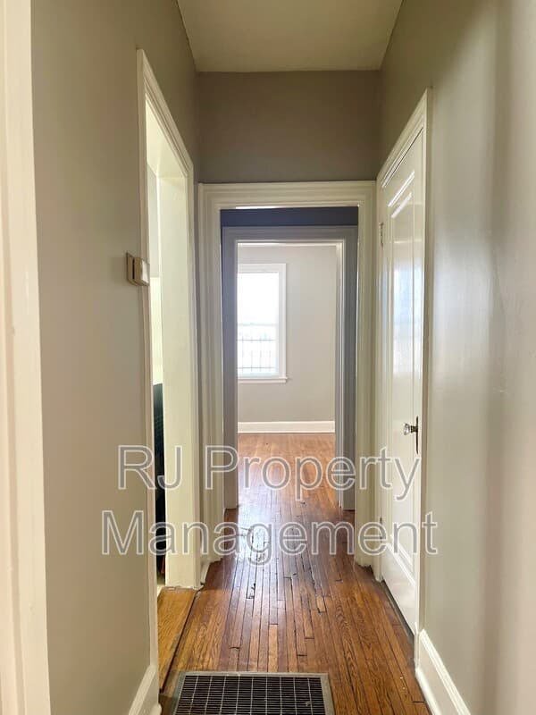 Memphis House: 72 N Belvedere Blvd