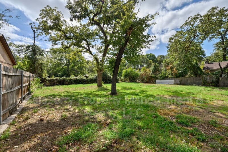 River Oaks House: 4833 Black Oak Lane