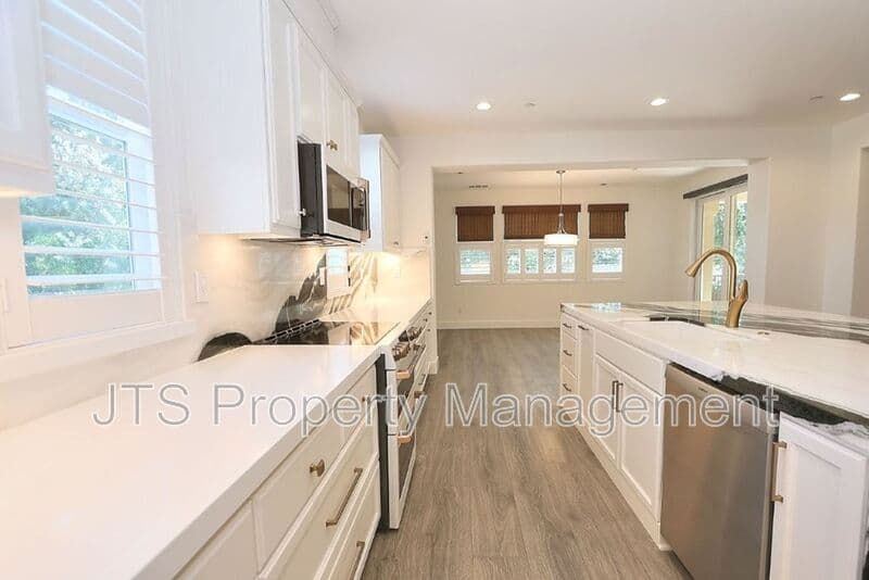 Fair Oaks House: 4988 Amina Fair Way