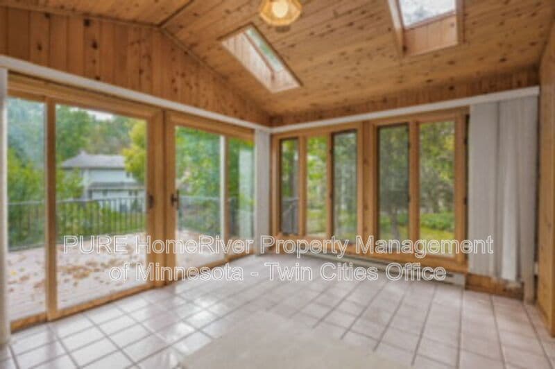 Edina House: 7420 Hyde Park Cir