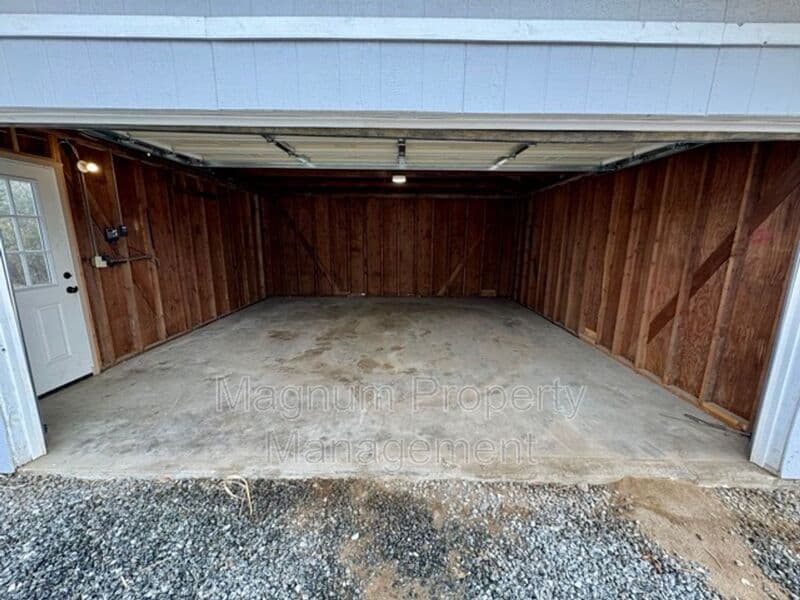 Perris House: 27300 Peach St