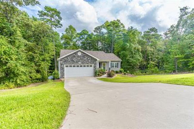 Pinehurst House: 55 Bridle Path Circle