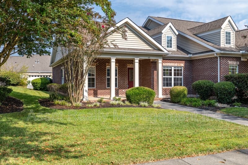 Oak Ridge House: 121 Hatleyberry St