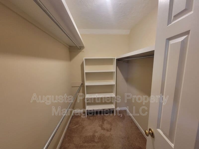 Martinez House: 288 Wakefield Ln S
