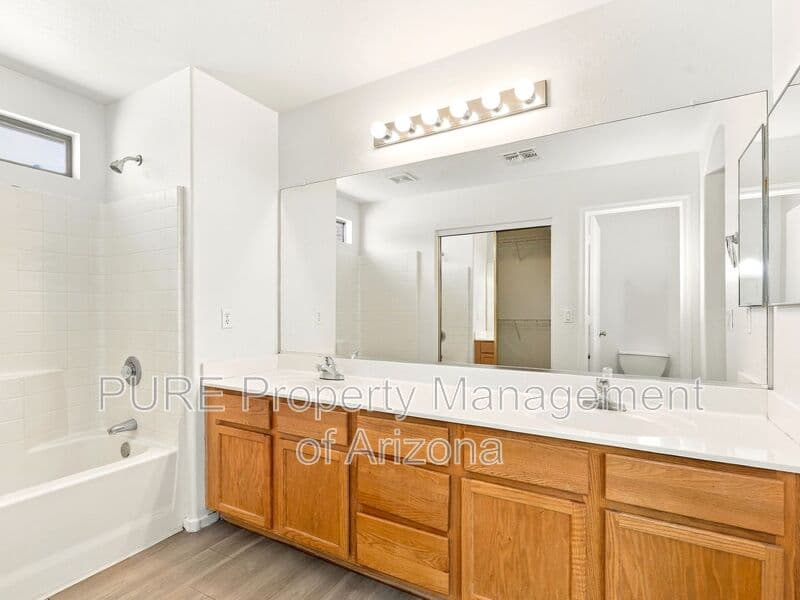 Avondale House: 11380 W Mohave St