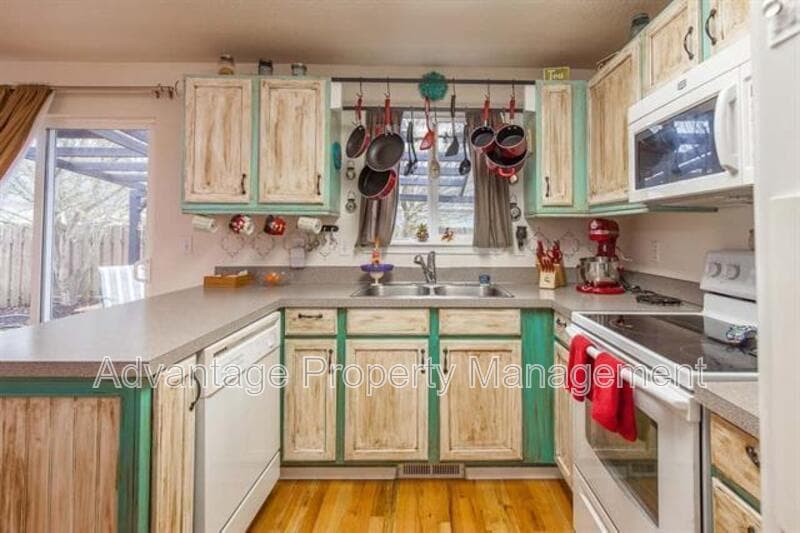 Albany House: 3122 30th SE
