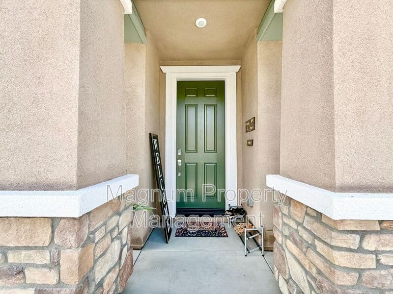 Lake Elsinore House: 970 Helena Ridge