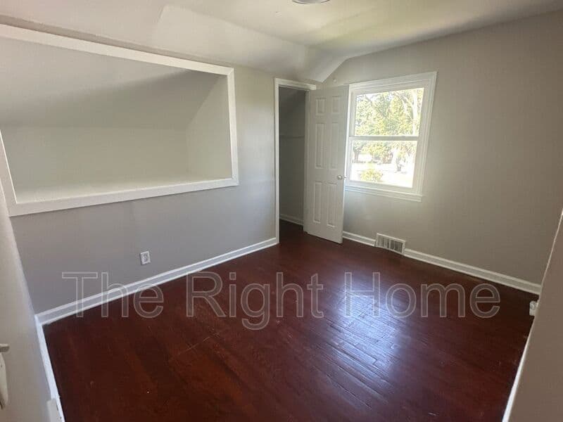 Omaha House: 6735 N 34th St