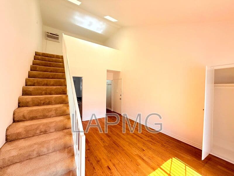Los Angeles House: 6200-6206 Fountain Avenue