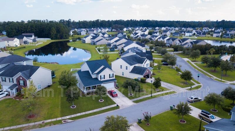 Pooler House: 4 Bainbridge Way