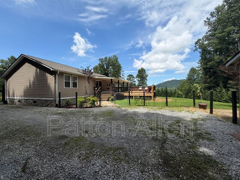 Fletcher House: 1020 Hutch Mountain Rd