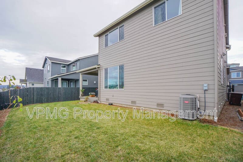 Washougal House: 359 W Koa St