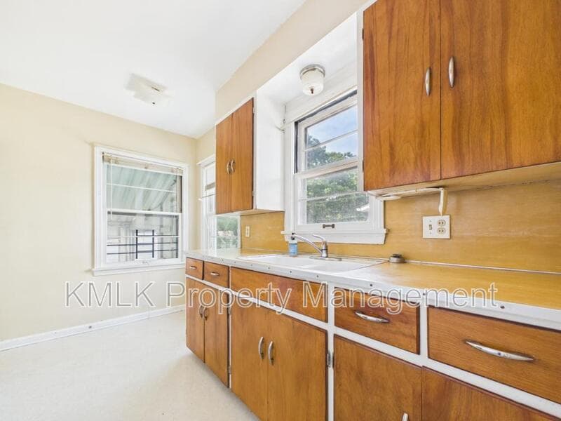 Akron House: 1274 Collinwood Ave