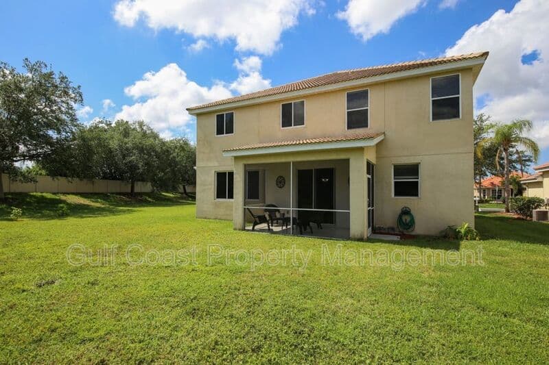 Bradenton House: 6945 74th Street Circle East