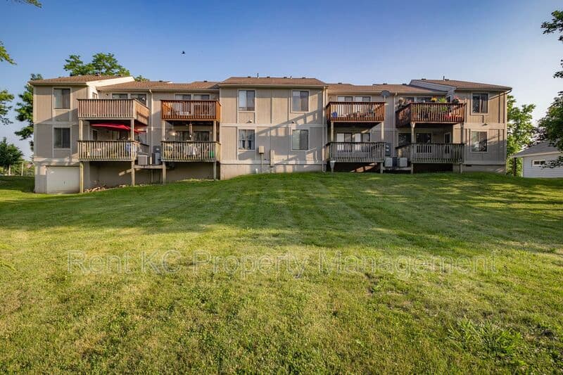 Smithville Condo: 208 W. Main Street