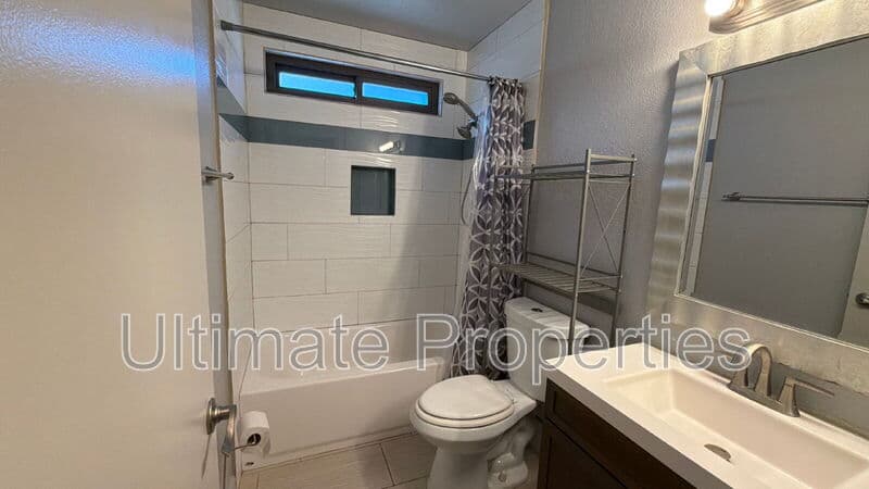 Glendale House: 6516 W Phelps Rd