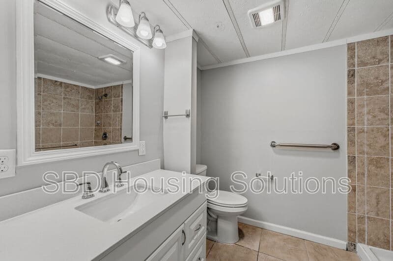 Blue Springs House: 104 N Countryside Ln