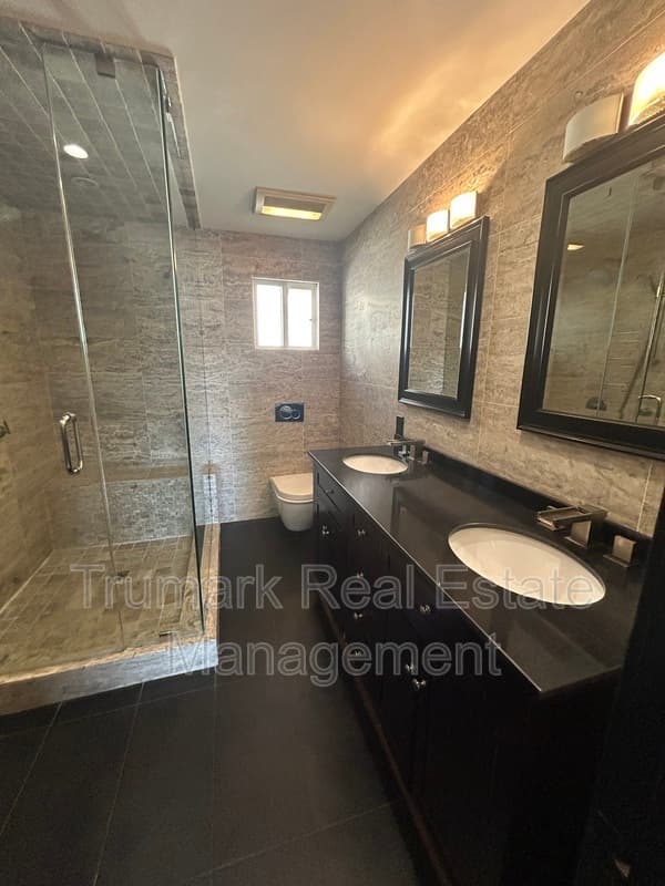 Studio City Condo: 12426 Moorpark St
