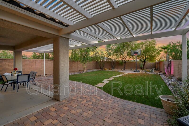 Henderson House: 2485 Sturrock Dr