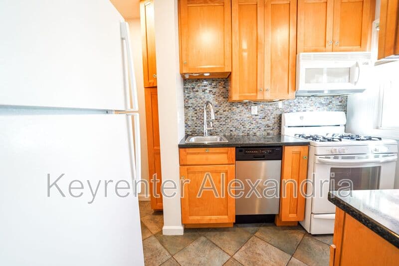 Alexandria Townhome: 511 E Windsor Ave