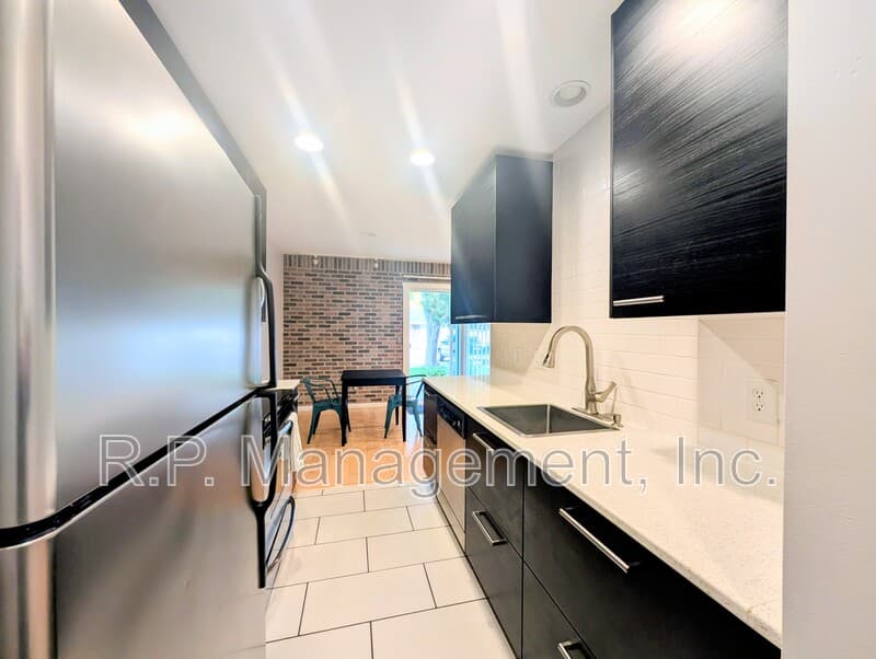 Woodbury Condo: 6317 Alderwood Bay