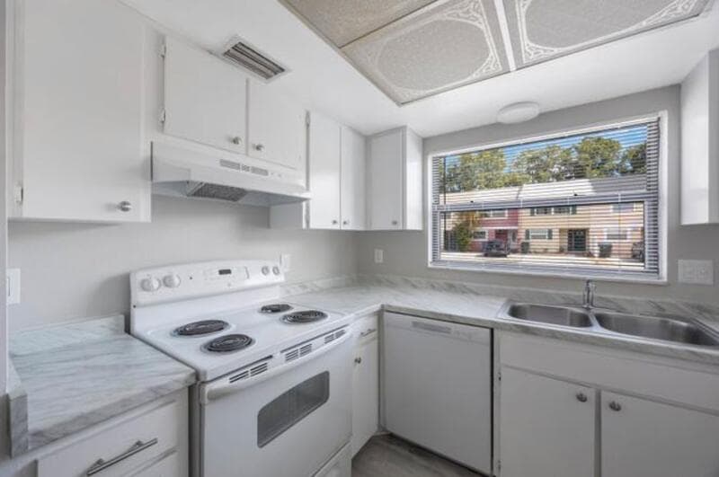 Largo Townhome: 2820 South Pines Drive - 131
