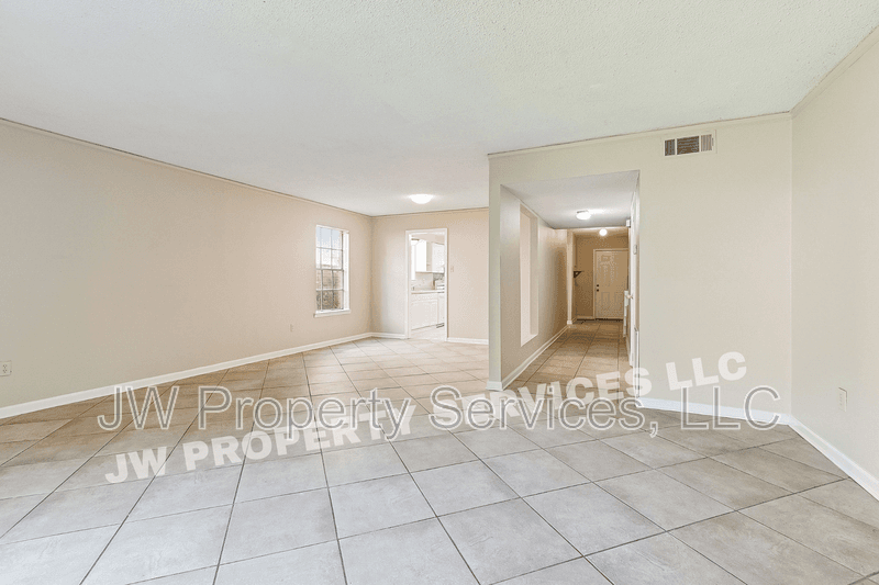 Metairie House: 2512-2514 Caswell Ln