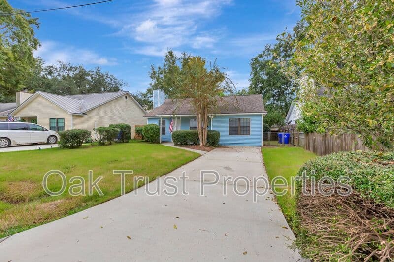 Charleston House: 1755 River Front Drive
