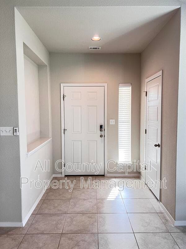 Georgetown House: 201 Oakstone Dr