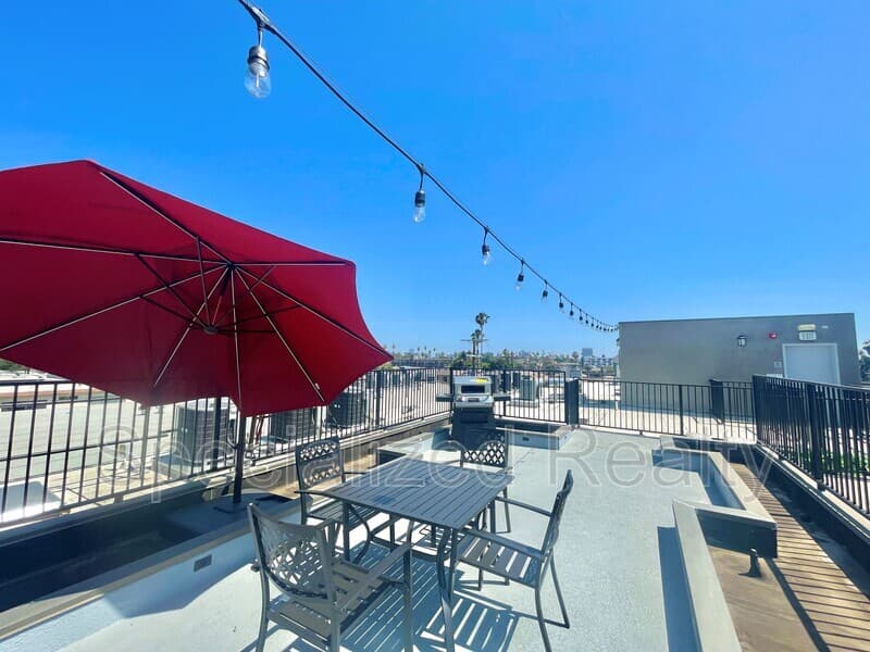 Los Angeles Condo: 5068 Romaine Street