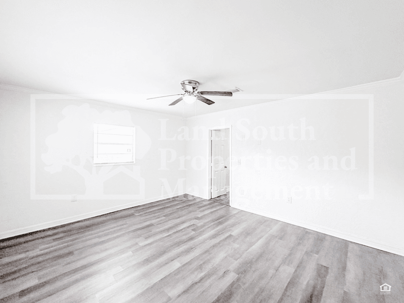 Lakeland House: 2152 Colonial Avenue