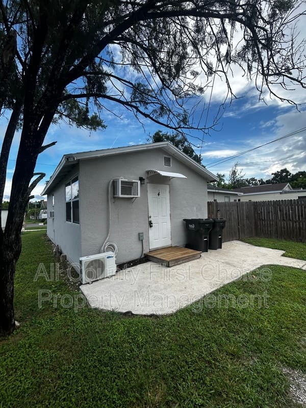 St. Petersburg House: 5475 42nd St N