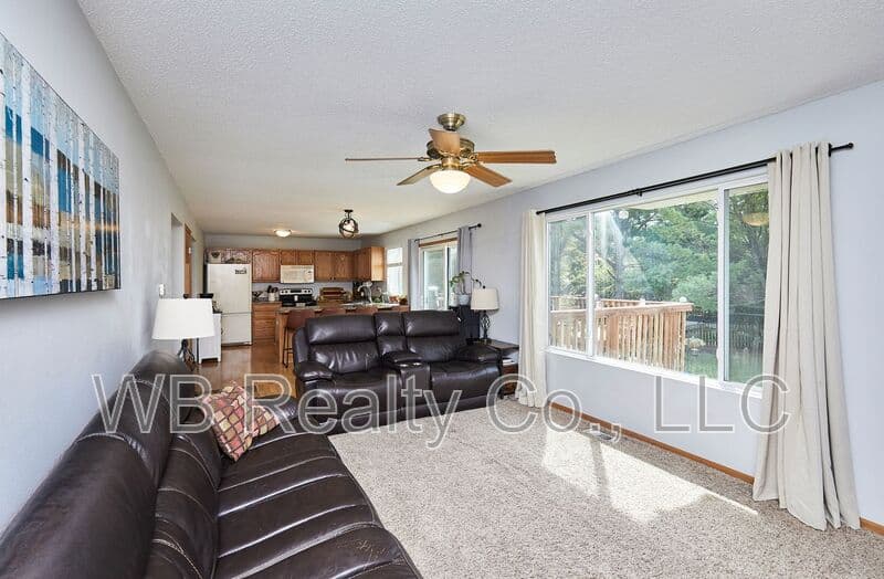 West Des Moines House: 6152 Dakota Dr