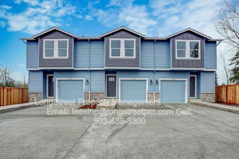 Monmouth Townhome: 484 S Monmouth Ave