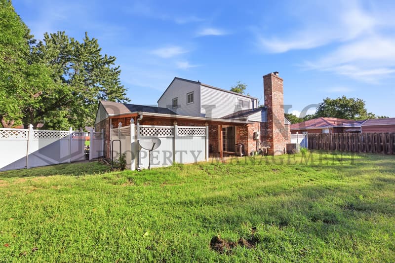 Newton House: 1915 Cypress Lane