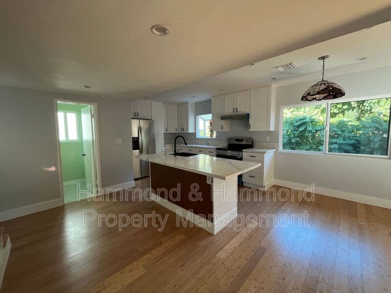 Van Nuys Condo: 5722 Woodman Ave.