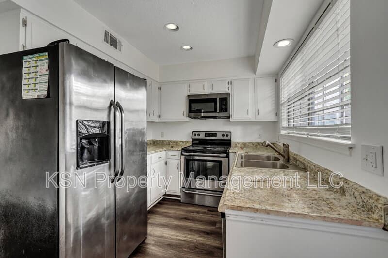 Savannah Townhome: 2220 East Victory Drive