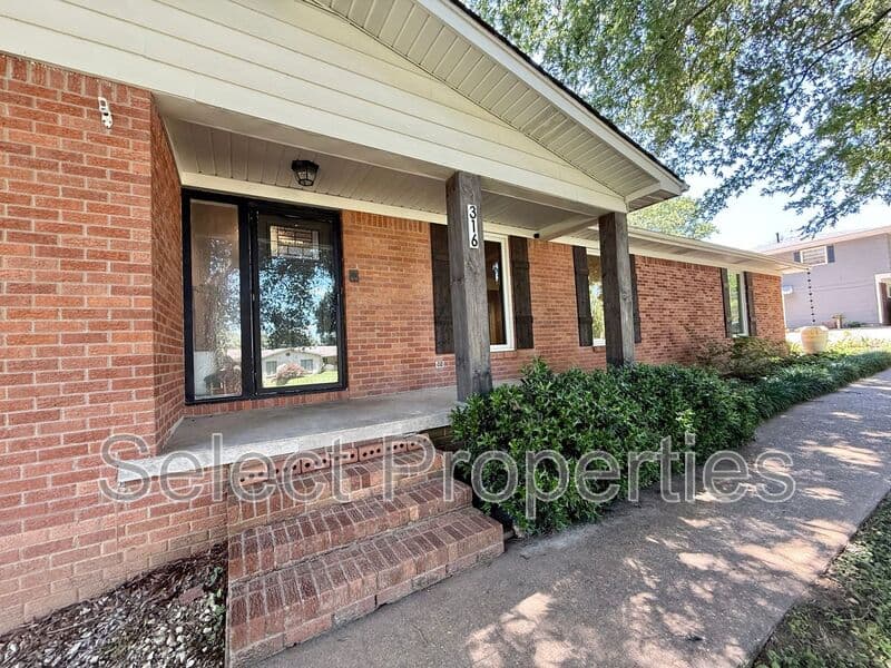 Jonesboro House: 316 Marzee Ann Drive
