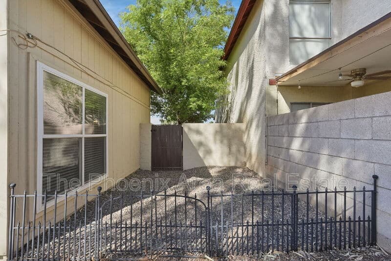 Chandler House: 1115 W Estrella Dr